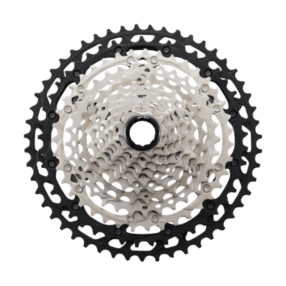 Shimano Deore XT CS-M8100 12-speed cassette met 10-51T tandwielen voor mountainbikes, zichtbaar met metalen schakels en splines.