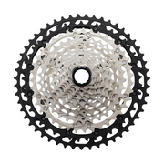 Shimano Deore XT CS-M8100 12-speed cassette met 10-51T tandwielen voor mountainbikes, zichtbaar met metalen schakels en splines.