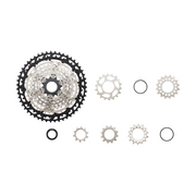 Shimano Deore XT CS-M8100 12-speed cassette met tandwielen, zichtbaar op de afbeelding.