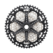 Shimano Deore XT CS-M8100 12-speed cassette met 10-51T tandwielen voor mountainbikes, zichtbaar in de afbeelding.