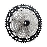Shimano Deore XT CS-M8100 12-speed cassette met 10-51T tandwielen, zichtbaar op een fiets onderdeel.