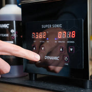 Ultrasone kettingreiniger van het merk Dynamic, Super Sonic model, 1,3 liter, klaar voor gebruik op een witte achtergrond