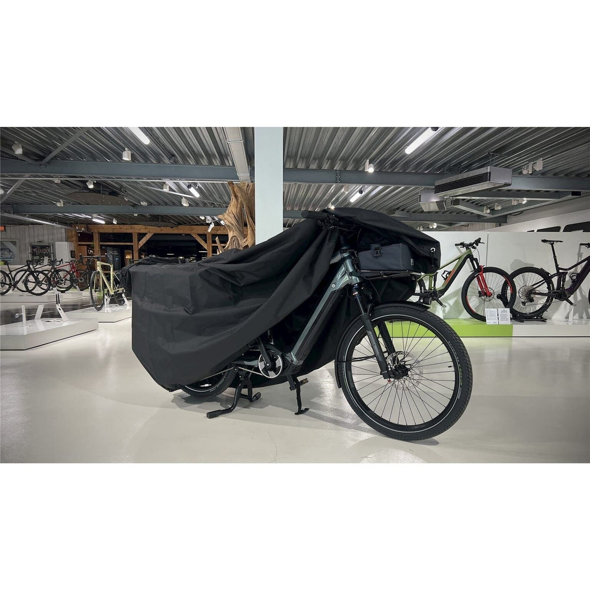 Fietsbeschermhoes van DS Covers voor cargo longtail fietsen, waterdicht en beschermend tegen weersinvloeden.