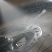 Dynamic Bio Brakefast remreiniger in gebruik, biologisch afbreekbare remreiniger van 500 ml voor effectieve reiniging