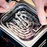 Dynamic Super Sonic ultrasone kettingreiniger met 1,3 liter inhoud, tonen van het apparaat en de reinigingskamer in gebruik