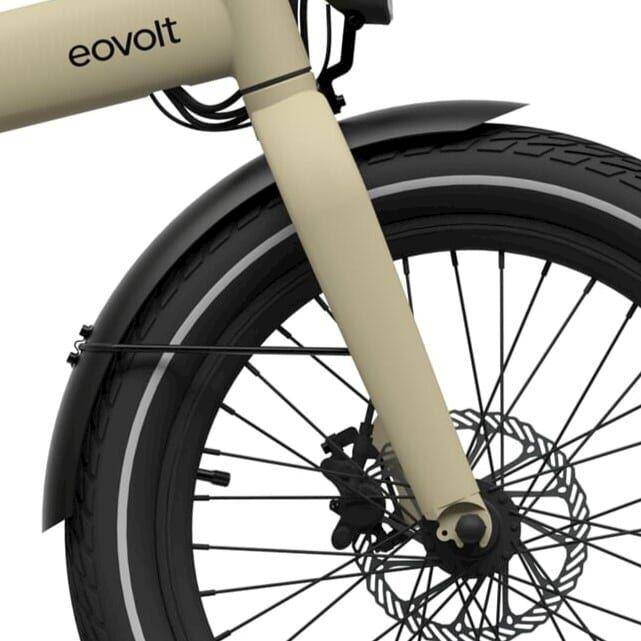 Zwart Eovolt spatbord voor 20 inch fiets, inclusief spatbordstangen, zichtbaar op de fiets onder de framebuizen