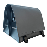 Clarijs dubbele fietstas van grijs PVC met 46 liter inhoud en uitsparing voor bagagedrager op een fiets.