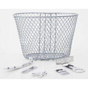 Klein wit fietsmandje van 7,5L met afmetingen 25,5x17,5x17cm, geschikt voor fietsen, zonder merk.