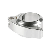 Mirage zadelpenklem van 38,5 mm met snelspanner op een fiets, zwart metalen ontwerp voor stevige bevestiging.