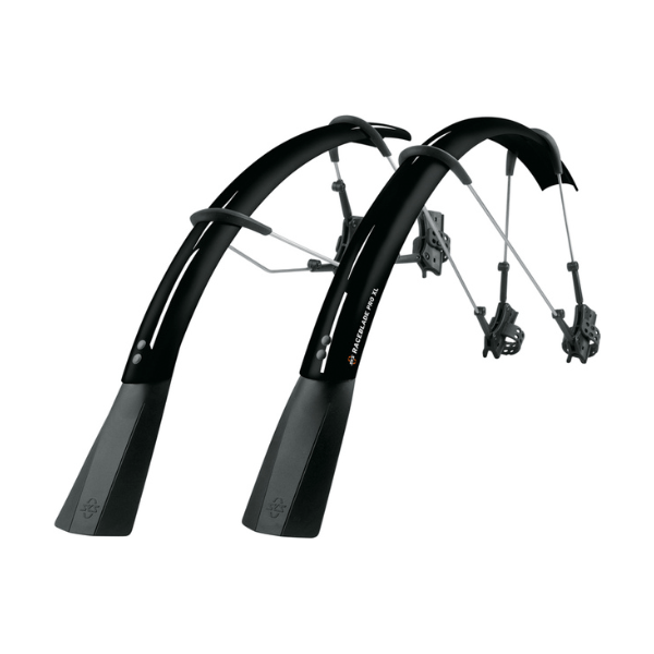 Zwarte SKS Raceblade Pro spatbordenset voor 28-inch fietsen, gemaakt van PVC met 25 mm breedte, beschermt tegen modder en water.