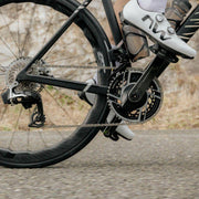 SRAM Red AXS PM E1 DUB 12V racefiets crankstel met powermeter, op een fiets, zwart en robuust ontwerp