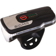 Sigma Aura 80 LED koplamp in zwart met accu en USB, zichtbaar met lichtknop en verstelbare band.