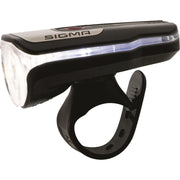 Zwarte Sigma Aura 80 LED koplamp met accu en USB-verbinding, zichtbaar in de afbeelding.