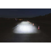 Sigma Aura 80 LED koplamp in zwart met accu en USB, zichtbaar met licht en bedieningsknoppen op de koplamp