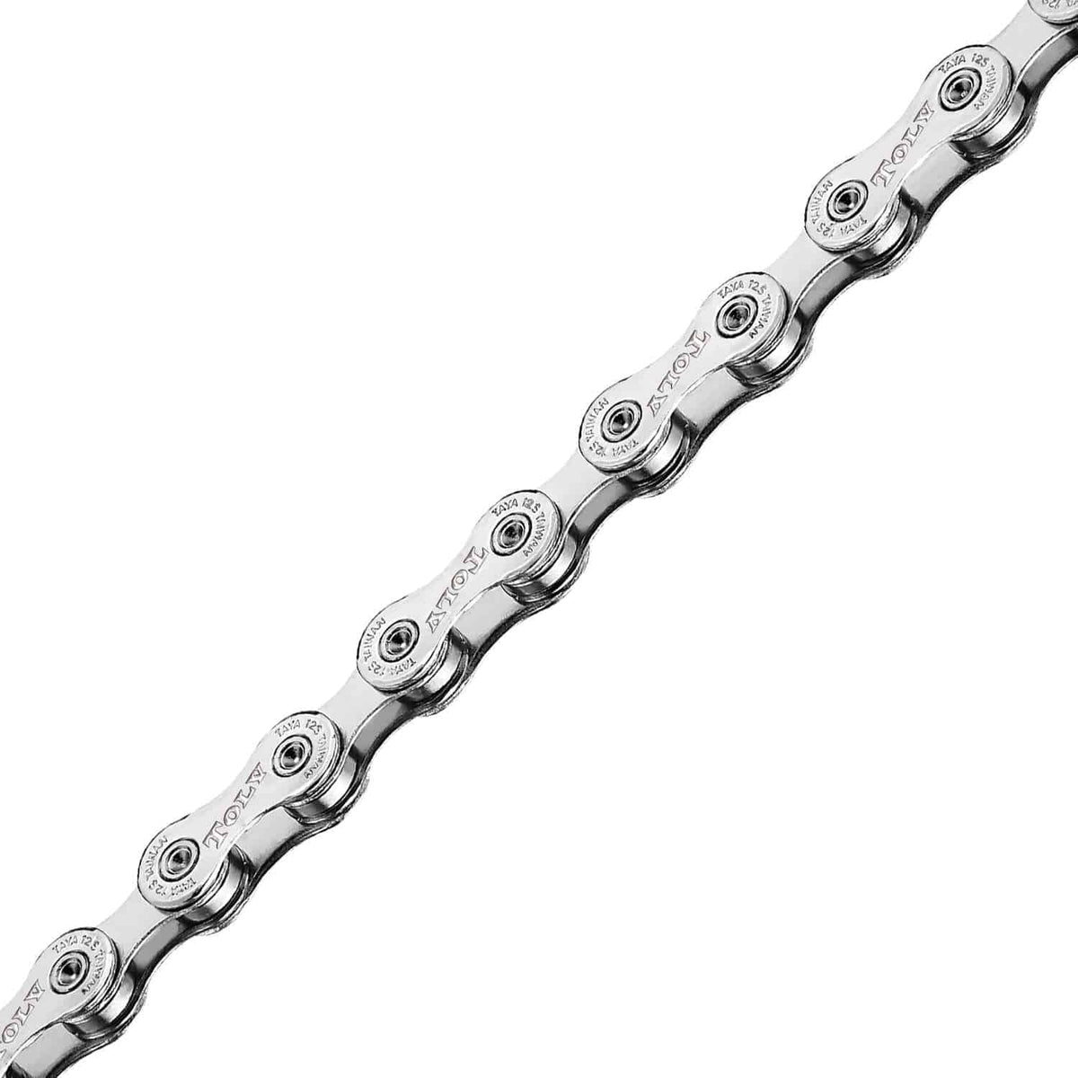 Zilveren Taya ketting Tolv-121 met subtiele schakels, elegant sierstuk, scherp gefotografeerd op witte achtergrond.