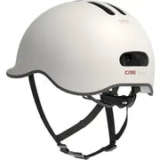 Crnk Tango Urban e-bike helm met verstelbare riem en ventilatieopeningen, geschikt voor stadsfietsers en urban ritten.