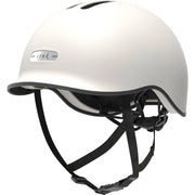 Crnk Tango Urban e-bike helm met verstelbare riem en ventilerend ontwerp, geschikt voor stadsfietsen en urban commuting.