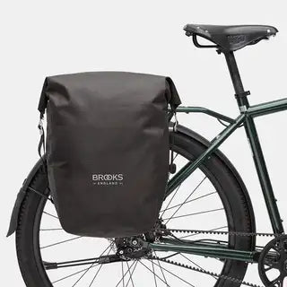 Brooks fietstas Enkel Scape L 18-22L, zwarte tas met verstelbare riemen en reflecterende details, ontworpen voor fietsen.