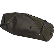 Brooks Scape bikepacking tas bevestigd aan de fiets, waterdicht en stevig, ideaal voor avontuurlijk fietsen en reizen.