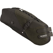 Brooks Scape bikepacking tas met waterdichte stof en verstelbare riemen, bevestigd aan een fiets voor avontuurlijke reizen