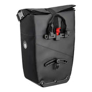 Waterdichte Clarijs Solobag fietstas van 24 liter met enkel ontwerp, geschikt voor fietsers, zichtbaar met reflecterende details.