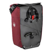 Waterdichte Clarijs Solobag fietstas van 24 liter, enkelmodel met stevig ontwerp en reflecterende details voor veilig fietsen.
