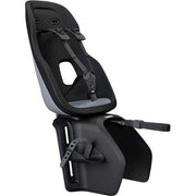 Thule Yepp Nexxt 2 Maxi achterzitje voor fiets, bevestigd op drager, zwart met stevige frame en veiligheidsriemen.