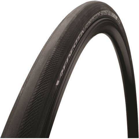 Zwarte Vredestein Fortezza Senso All Weather racefietsbaan 700x28C, geschikt voor alle weersomstandigheden, op een fiets gemonteerd