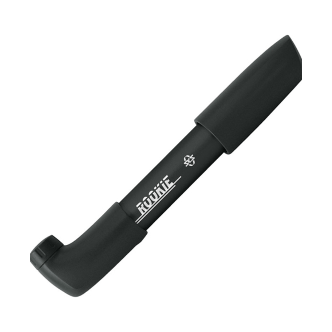 Zwarte SKS Rookie minipomp met handvat en drukmeter, geschikt voor fietsbanden, zichtbaar in de afbeelding.