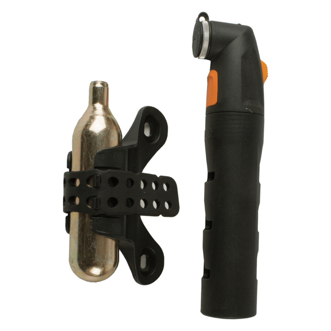 Zwarte SKS Airchamp Pro minipomp met 150 mm lengte en CO2-pomp voor snelle bandreparaties, zichtbaar met verlichting op de achtergrond.