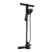 Zwarte XLC PU-S06 vloerpomp met digitale manometer en 11 bar druk, zichtbaar in de afbeelding.