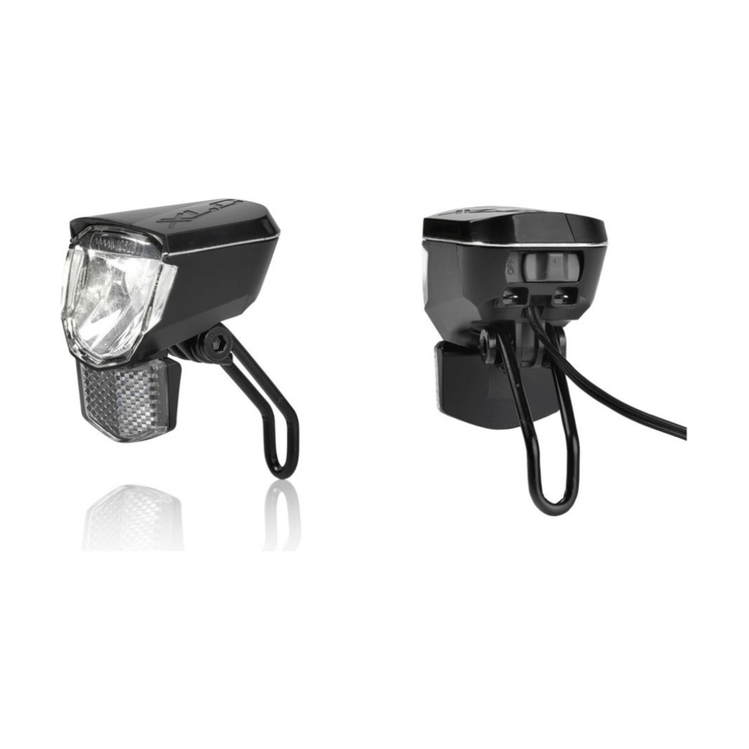 Zwarte XLC koplamp met standlicht en 45 lux LED-verlichting voor fiets, zichtbaar met bevestigingsbeugel.