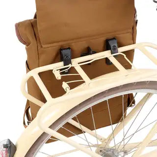 Zwarte Weathergoods Sweden fietstas voor kinderen, gemaakt van waterdicht materiaal, bevestigd aan een fiets.
