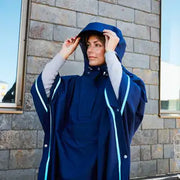 Weathergoods Sweden poncho Imbris, waterdicht en gemaakt van 100% gerecycled materiaal, zichtbaar op een model.
