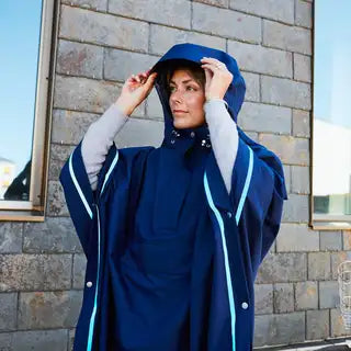 Donkerblauwe Weathergoods Sweden poncho met capuchon en ritssluiting, ideaal voor regenachtig weer, gemaakt van waterdicht materiaal