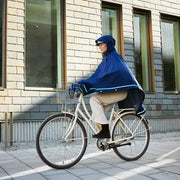Damesponcho van Weathergoods Sweden, waterdicht en gemaakt van 100% gerecyclede materialen, geschikt voor nat weer.