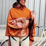 Weathergoods Sweden poncho Imbris, waterdicht en 100% gerecycled, geschikt voor regenachtige dagen, zichtbaar in de afbeelding.