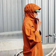Weathergoods Sweden poncho Imbris, waterdicht en 100% gerecycled, zichtbaar op een model in een natuurlijke omgeving.