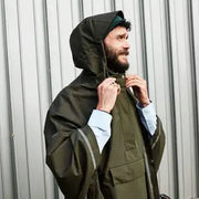 Groene waterdichte poncho van Weathergoods Sweden, gemaakt van 100% gerecycled materiaal, geschikt voor nat weer.