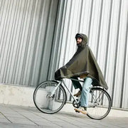 Weathergoods Sweden poncho Imbris waterdicht van 100% gerecycled materiaal, ideaal voor regenachtige dagen, zichtbaar in de afbeelding