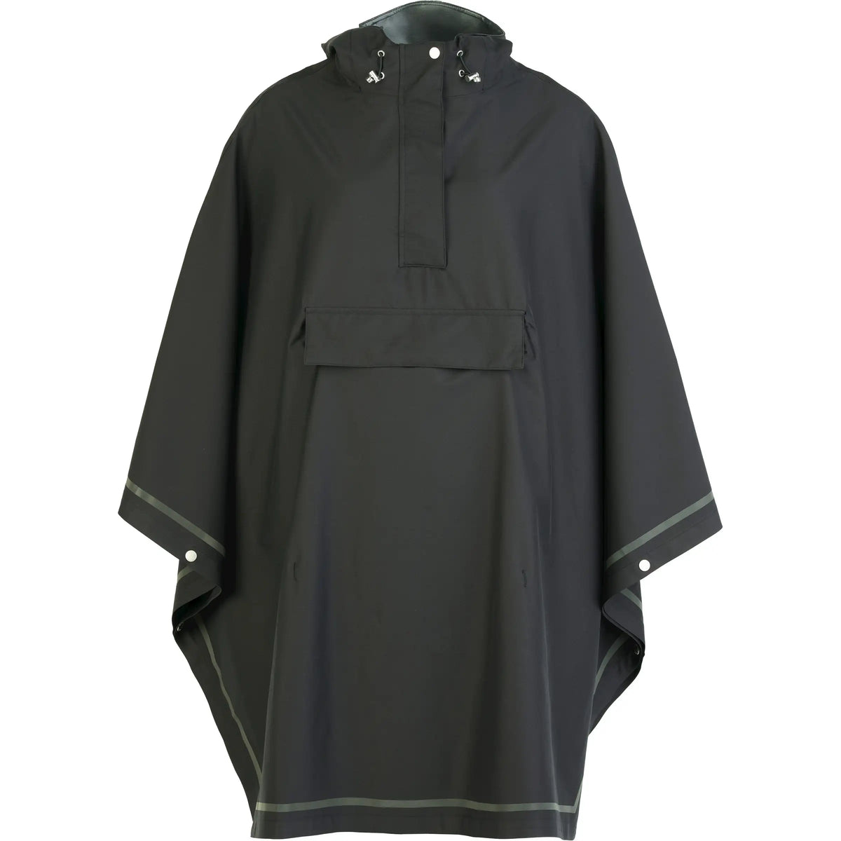 Weathergoods Sweden poncho Imbris, waterdicht en 100% gerecycled, zichtbaar in een natte buitenomgeving.