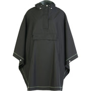 Weathergoods Sweden poncho Imbris, waterdicht en 100% gerecycled, zichtbaar in een natte buitenomgeving.