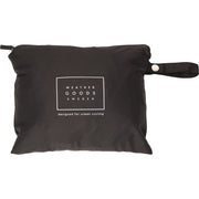 Weathergoods Sweden poncho Imbris, waterdicht en 100% gerecycled, toont een stijlvolle, groene poncho voor bescherming tegen regen.