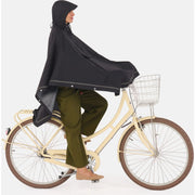 Gele roze waterdichte poncho van Weathergoods Sweden, gemaakt van 100% gerecycled materiaal, geschikt voor nat weer.