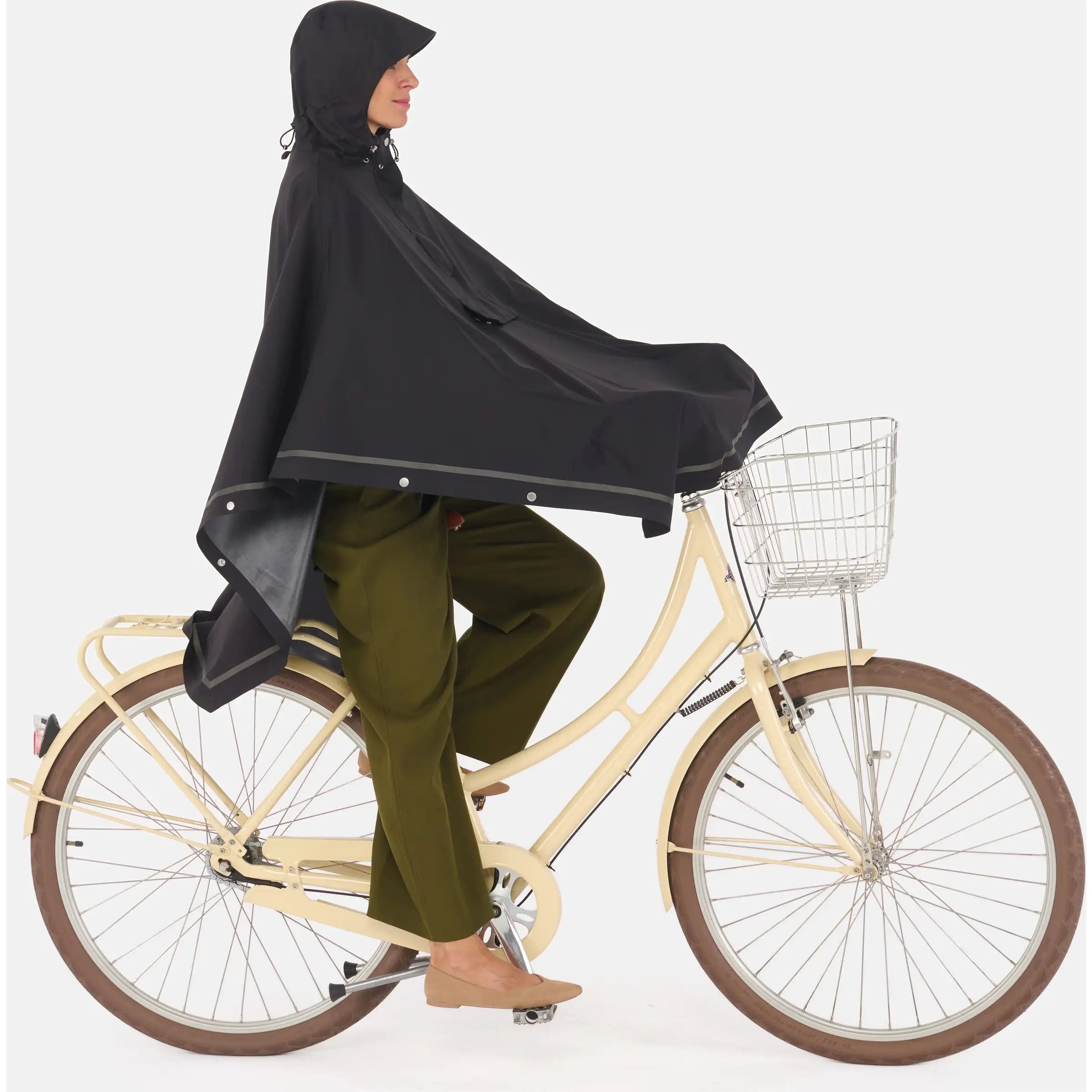 Weathergoods Sweden poncho in zwart met capuchon, waterdicht en ideaal voor regenachtige dagen.