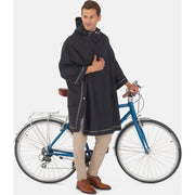 Waterdichte poncho van Weathergoods Sweden, Imbris model, gemaakt van 100% gerecycled materiaal, geschikt voor nat weer.