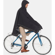 Weathergoods Sweden poncho Imbris, waterdicht, gemaakt van 100% gerecyclede materialen, drapeert en beschermt tegen regen.