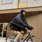 Weathergoods Sweden poncho Imbris, waterdicht en gemaakt van 100% gerecycled materialen, zichtbaar in de afbeelding