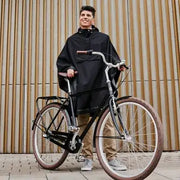 Grote waterdichte poncho van Weathergoods Sweden, gemaakt van 100% gerecycled materiaal, geschikt voor nat weer.
