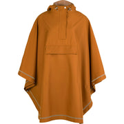 Weathergoods Sweden poncho Imbris, waterdicht en 100% gerecycled, zichtbaar gedragen in een natuurlijke omgeving.